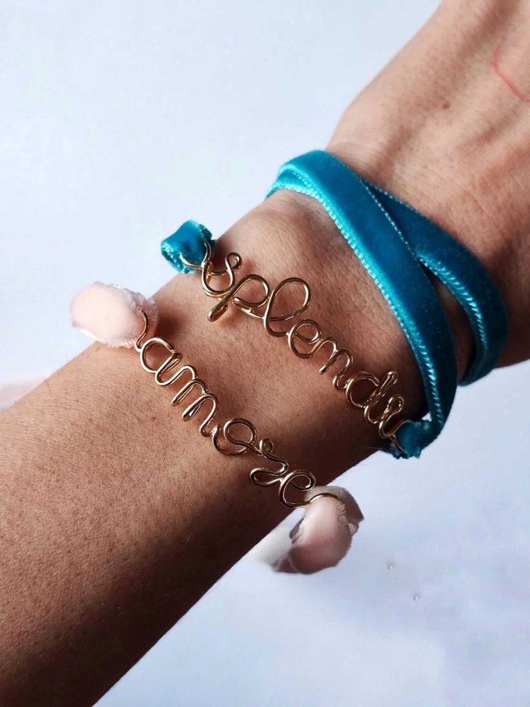 foto di bracciale personalizzabile con parola amore e splendida indossati