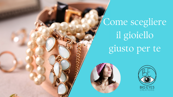 foto con gioielli e testo