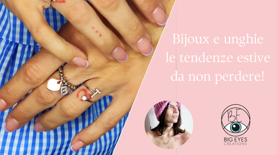 mani con anelli e unghie colorate, testo descrittivo