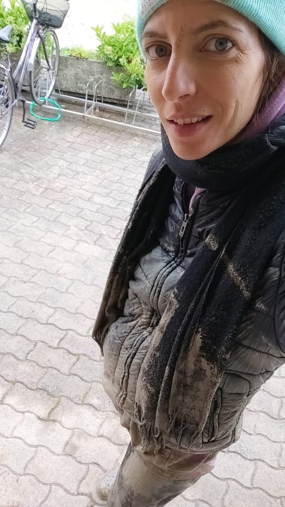 Foto di Daniela founder di Big Eyes Creations sporca di fango