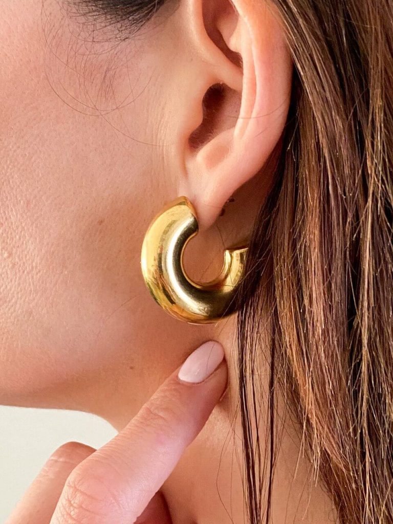 Foto orecchio ragazza con anelle big eyes creations