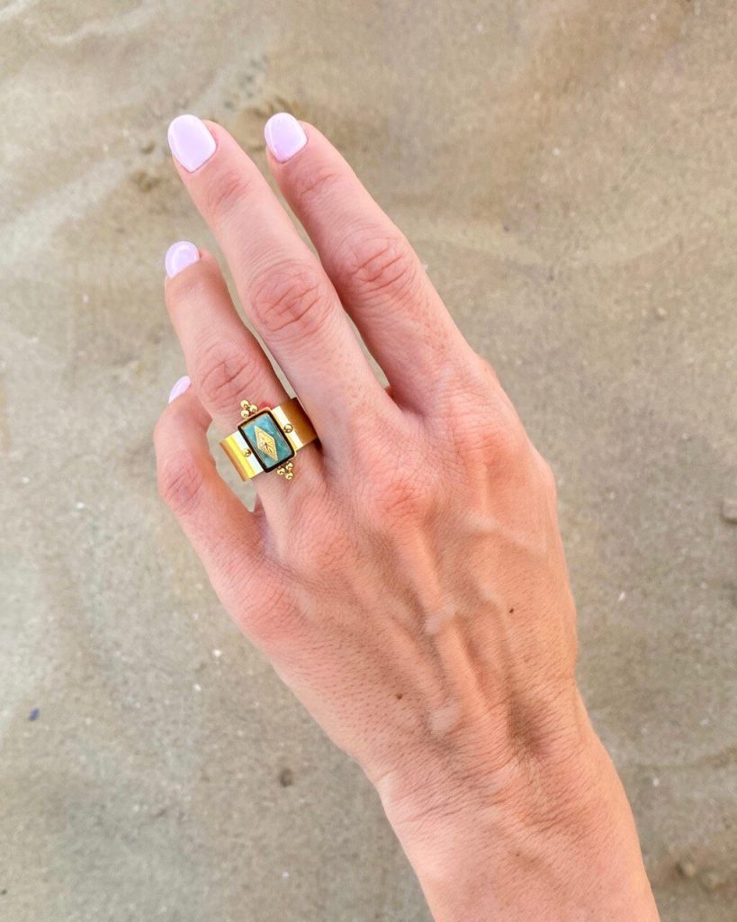 foto di mano con anello di pietra