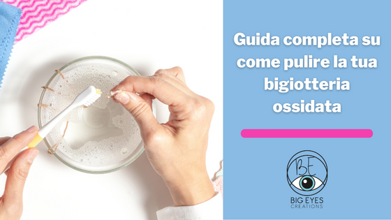 foto pulizia di un anello con spazzolino e acqua piú testo scritto