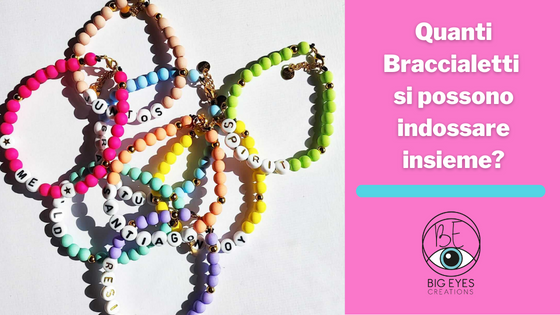 Foto di braccialetti con perline colorate e testo