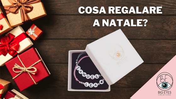 immagine con regali di natale e braccialetto con perline colorate