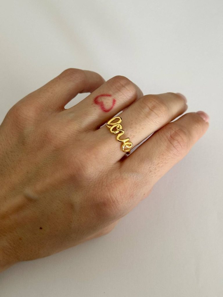 mano con anello con scritta love