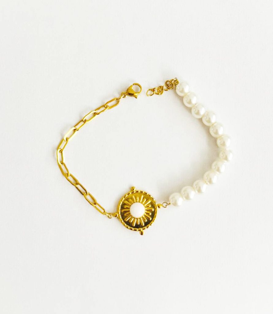 immagine bracciale con perle e charm centrale