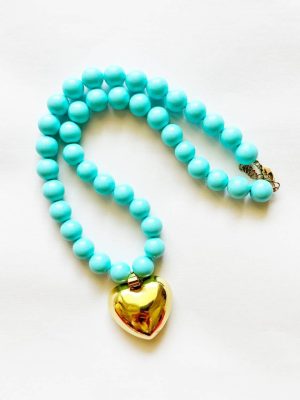 collana oversize con cuore grande dorato e perle celesti