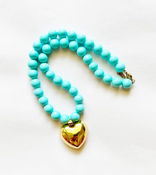 collana oversize con cuore grande dorato e perle celesti