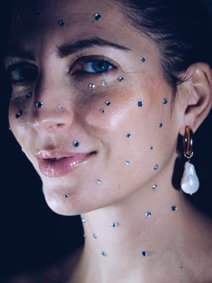 Foto primo piano Daniela di Big Eyes con indosso orecchini di perle Creations