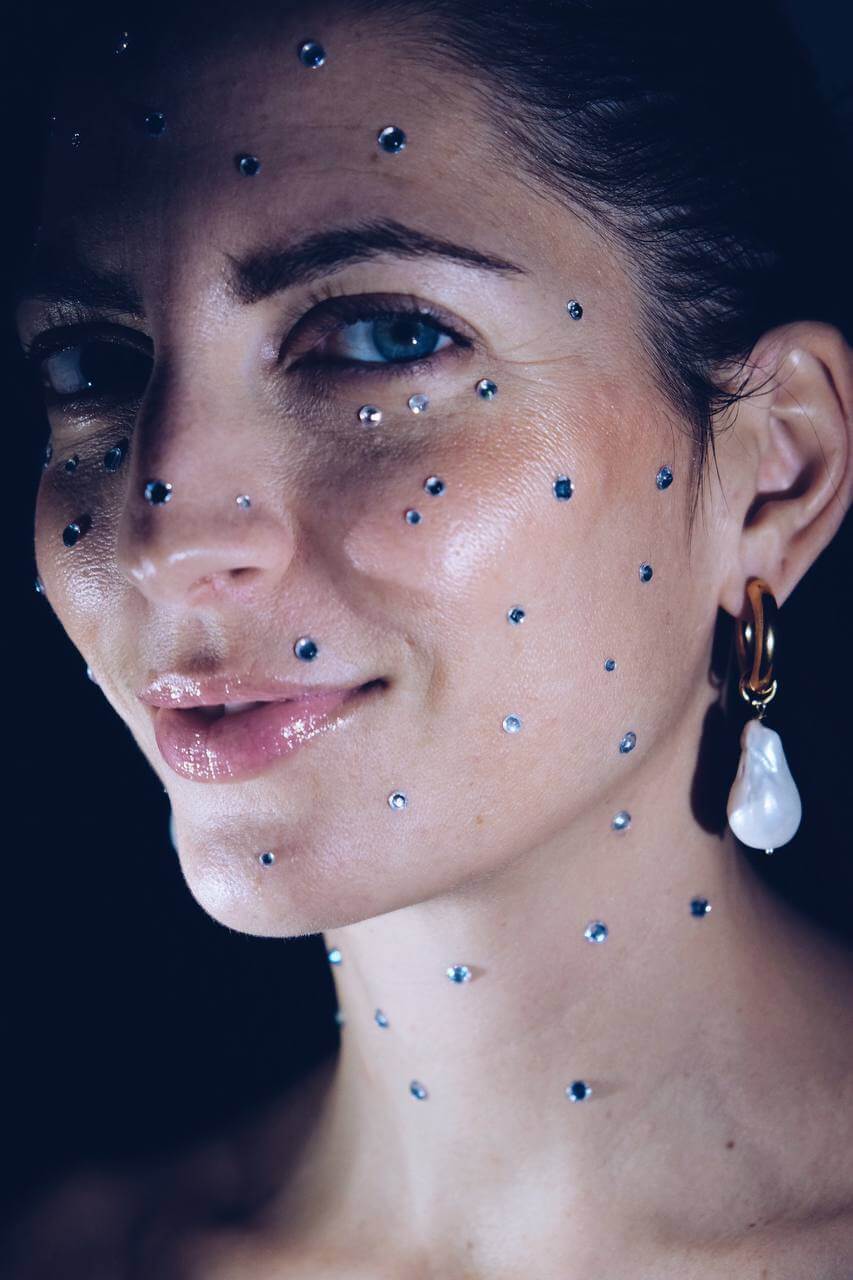 Foto primo piano  Daniela di Big Eyes con indosso orecchini di perle Creations 