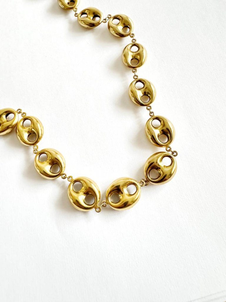 collana con asimmetrie dorata