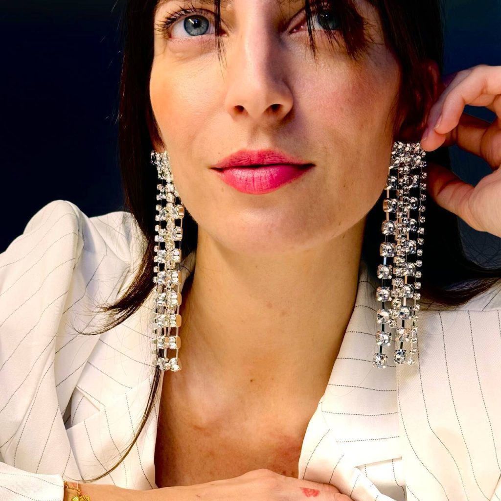foto ragazza con orecchini pendenti lunghi con strass
