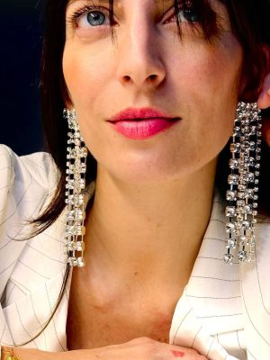 foto ragazza con orecchini pendenti lunghi con strass