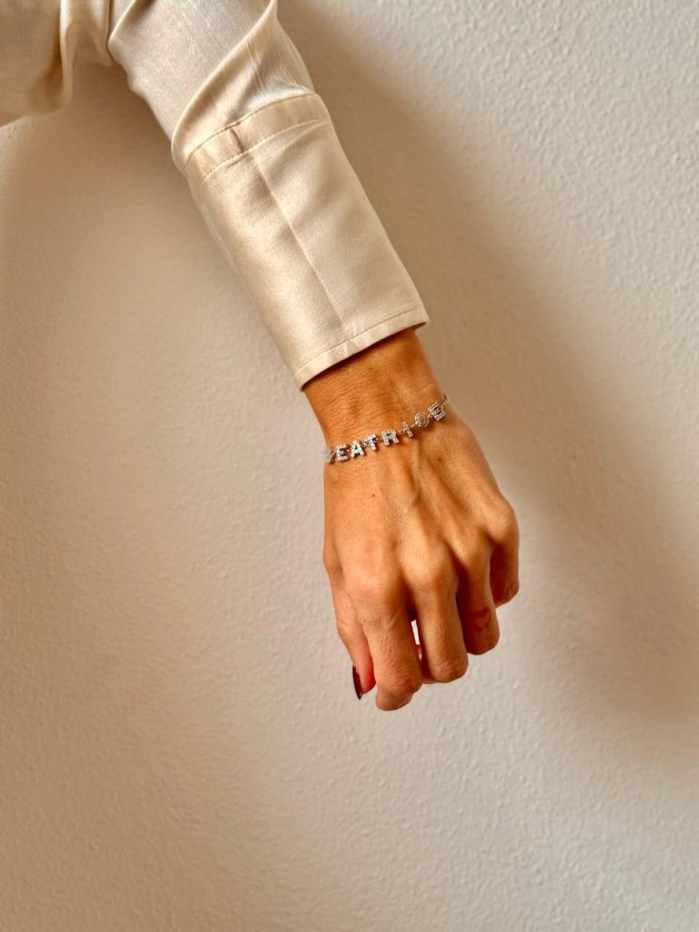 foto braccio ragazza con bracciale doratopersonalizzabile