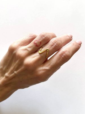 foto mano donna con anello big eyes creations