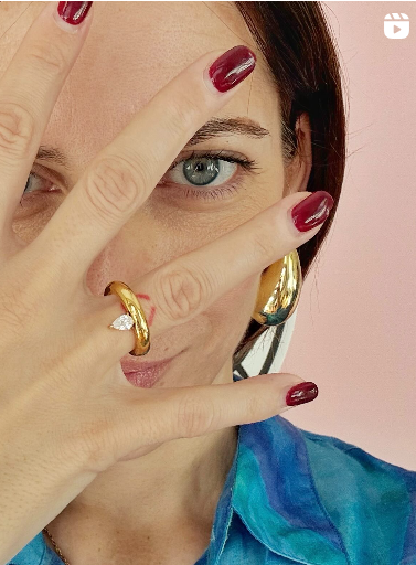 foto daniela greco con anello dorato e orecchino dorato pendente