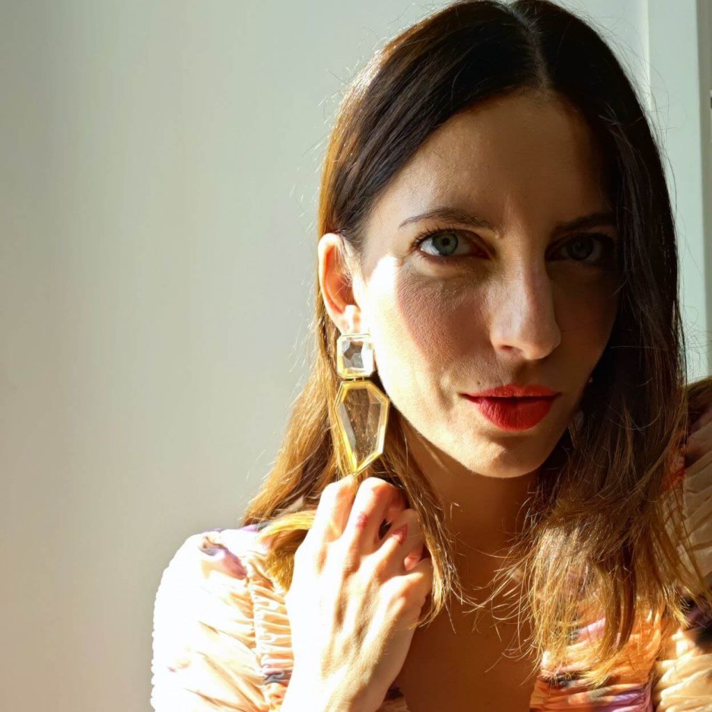 foto di Daniela Greco con indosso orecchini da cerimonia di Big Eyes creations