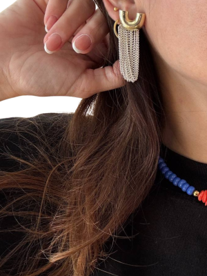 foto orecchino big eyes creations indossato da ragazza con capelli scuri