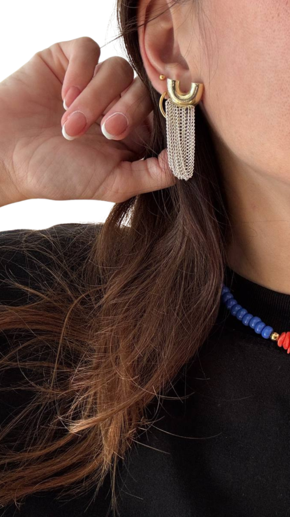 foto orecchino big eyes creations indossato da ragazza con capelli scuri