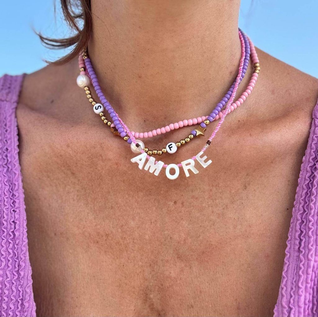 foto collana con perline colorate indossata