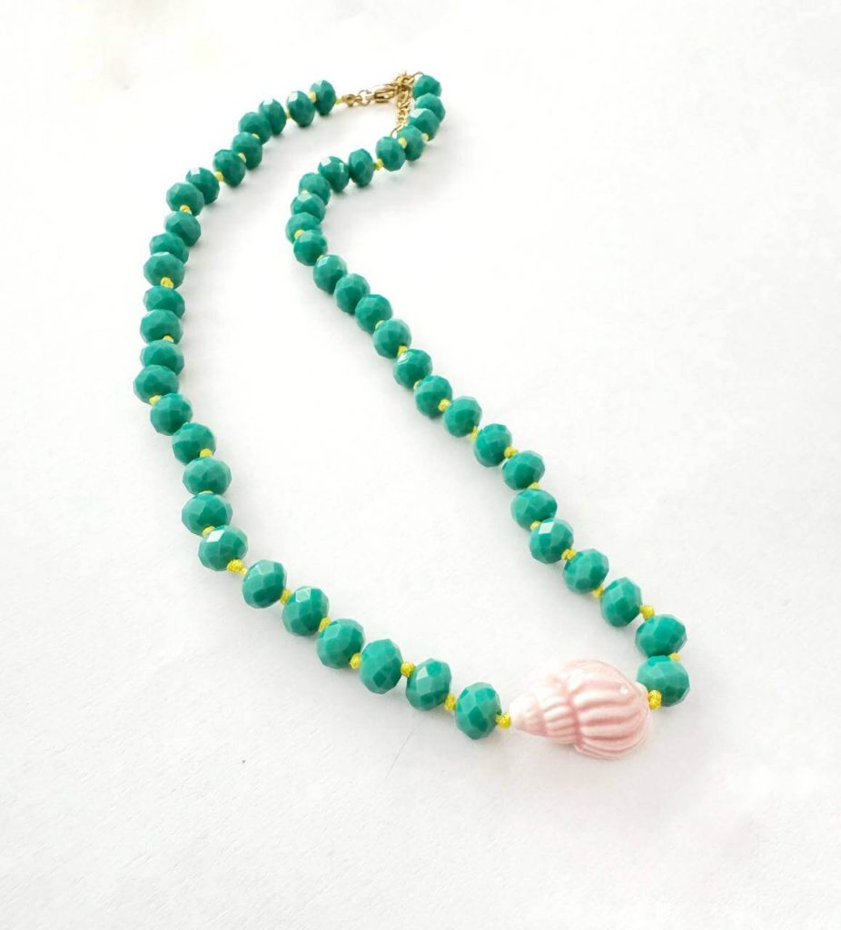 foto collana con pietre turchesi e charm conchiglia