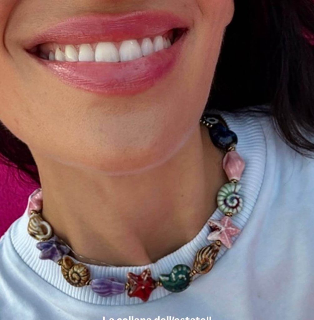 foto ragazza sorridente che indossa collana corallina big eyes creations