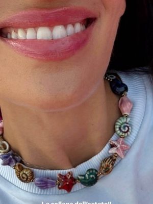 foto ragazza sorridente che indossa collana corallina big eyes creations