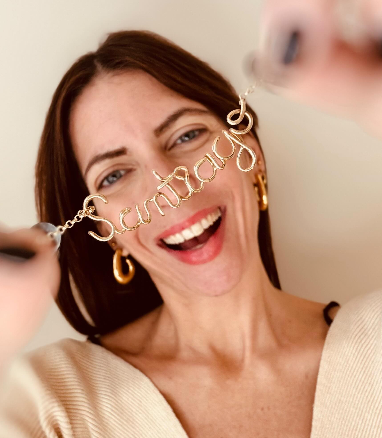 Foto di Daniela founder Big Eyes Creations sorridente che mostra la sua collana in argento personalizzabile THin