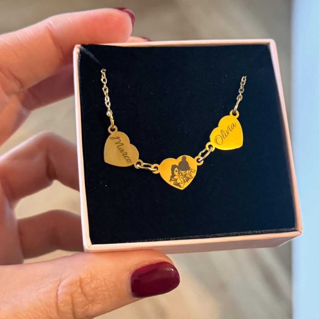 Foto bijoux personalizzabili con incisione laser su acciaio dorato di Big Eyes Creations